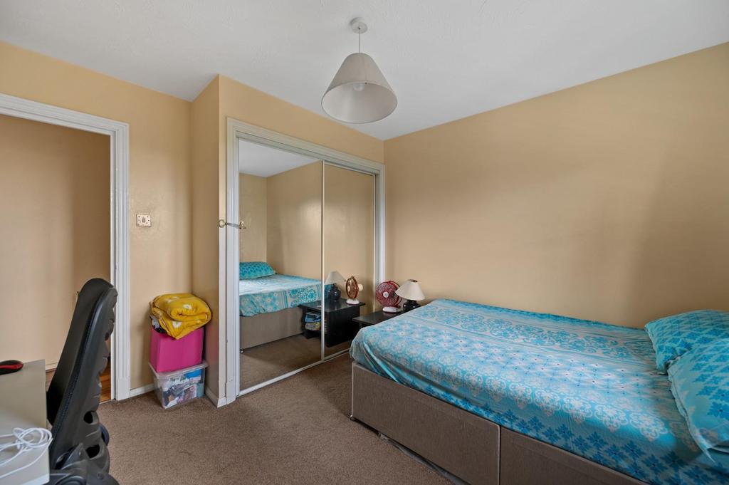 BCHUNTB - 29 Stirling Grove - Bedroom 1 A (4).JPG