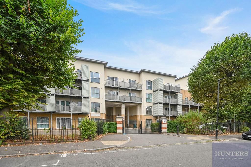 Hibernia Road, Hounslow, TW3 3RJ 2 bed flat £400,000