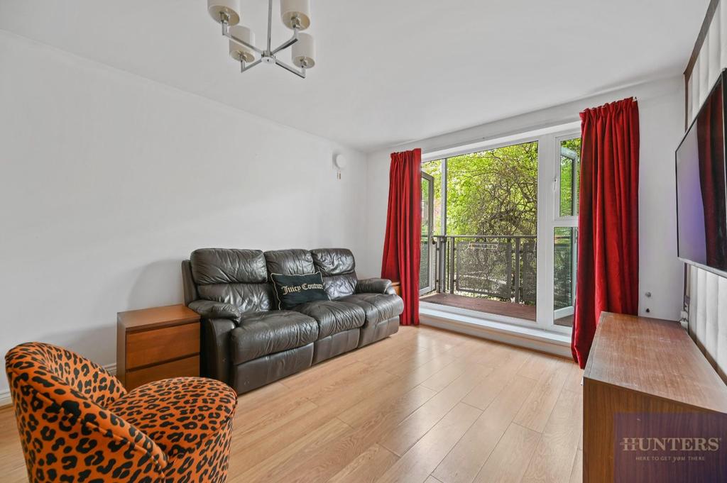 Hibernia Road, Hounslow, TW3 3RJ 2 bed flat £400,000