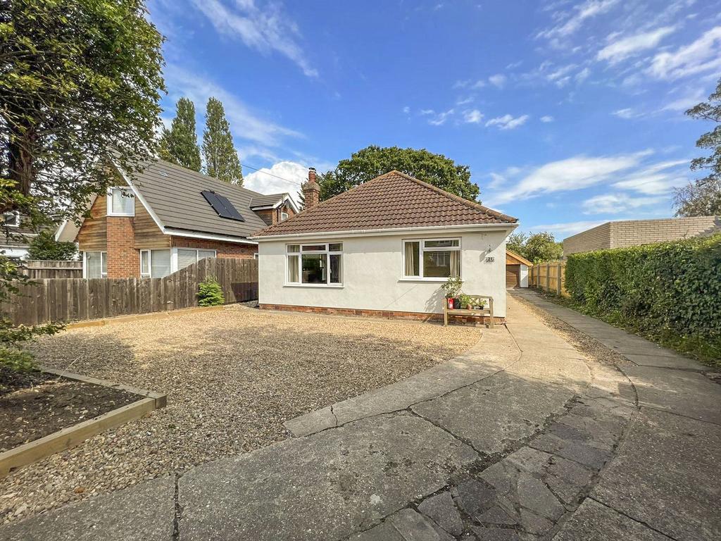 Station Avenue, New Waltham, Grimsby... 3 bed bungalow £850 pcm (£196 pw)