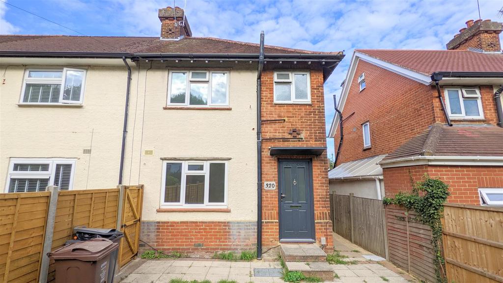 High Street, London Colney, St. Albans 3 bed terraced house £1,550