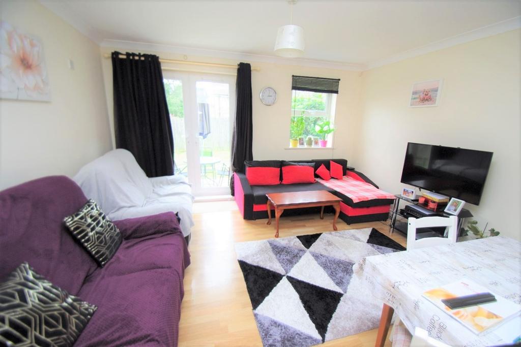 Woodview Court, Grandfield Avenue... 2 bed apartment £1,350 pcm (£312 pw)