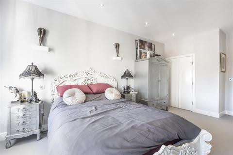 Flat 1, Swan House, 3 High Street, Bedford, MK40 1RN