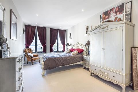Flat 1, Swan House, 3 High Street, Bedford, MK40 1RN