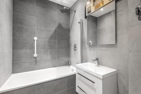 Flat 1, Swan House, 3 High Street, Bedford, MK40 1RN