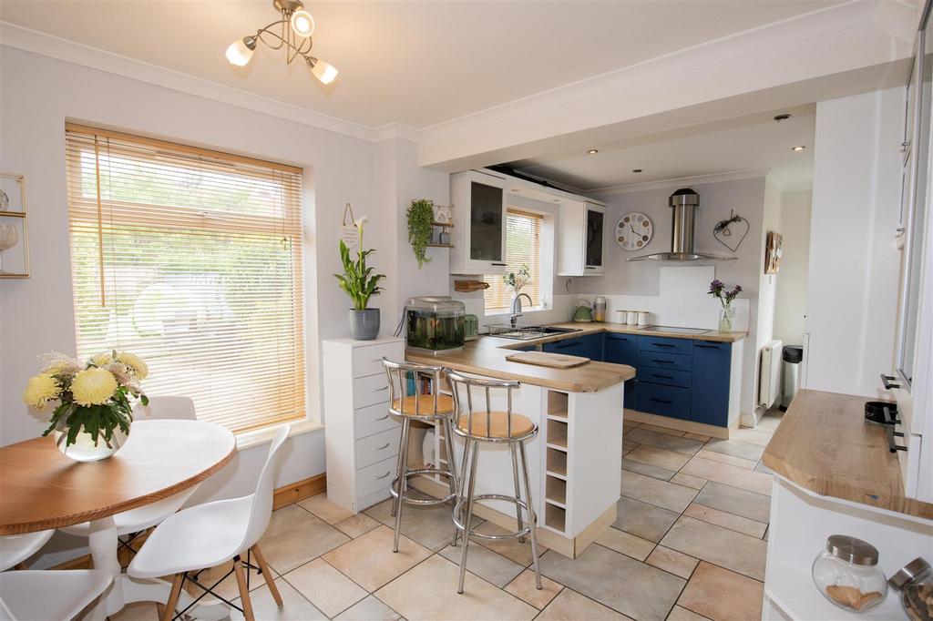 Snowdon Close, Askham Richard 4 bed detached house £1,250 pcm (£288 pw)