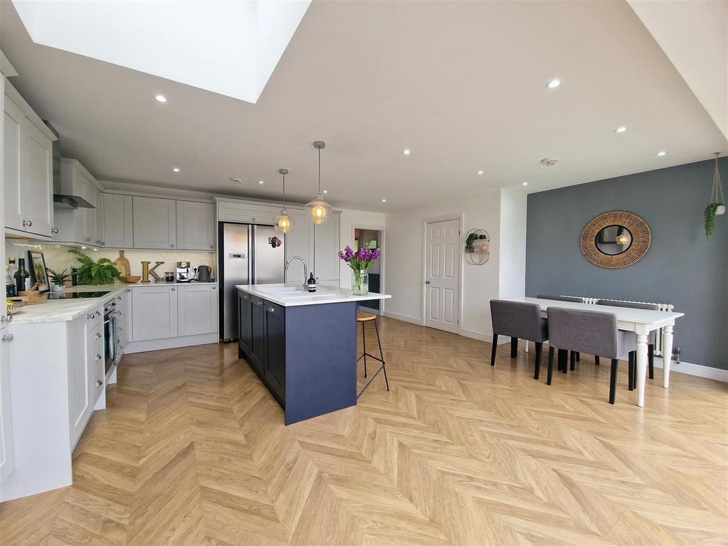 Kitchen 2.jpg