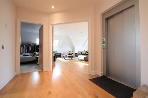 2 bedroom penthouse to rent - Bickley Park Road, Bromley