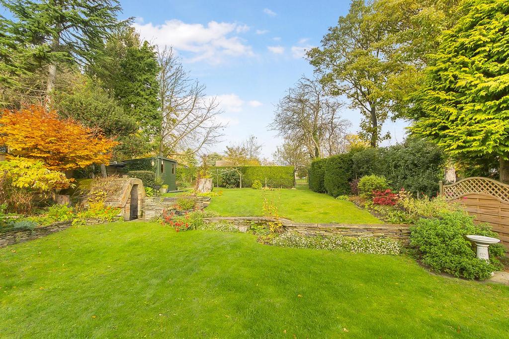 Old Road, Brampton, Chesterfield 3 bed detached house £475,000