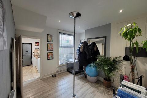 73 Walton Road, Folkestone, CT19 5QS