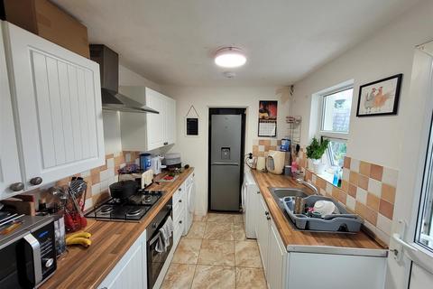 73 Walton Road, Folkestone, CT19 5QS