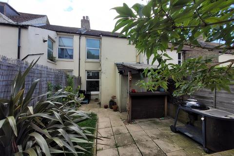 73 Walton Road, Folkestone, CT19 5QS