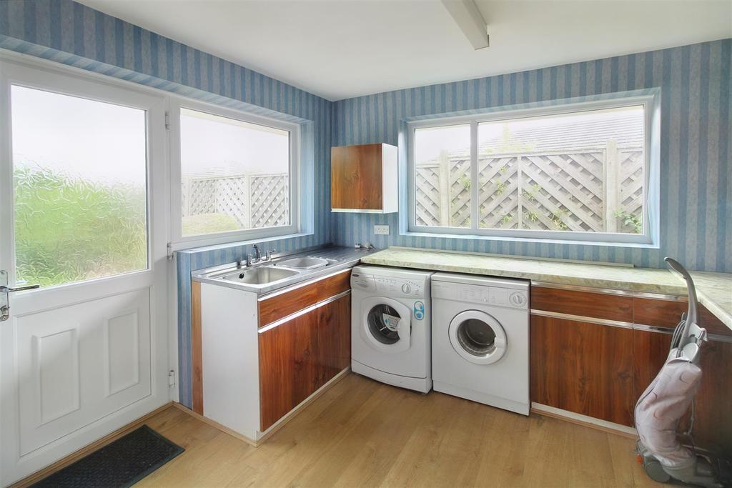 Elmfield Drive, Skelmanthorpe, Huddersfield HD8 9BT 4 bed detached