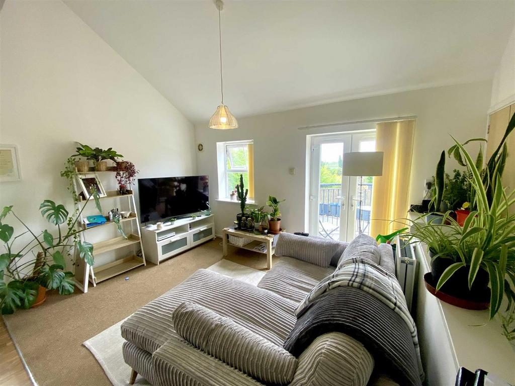 Spacious lounge / dining room / kitchen