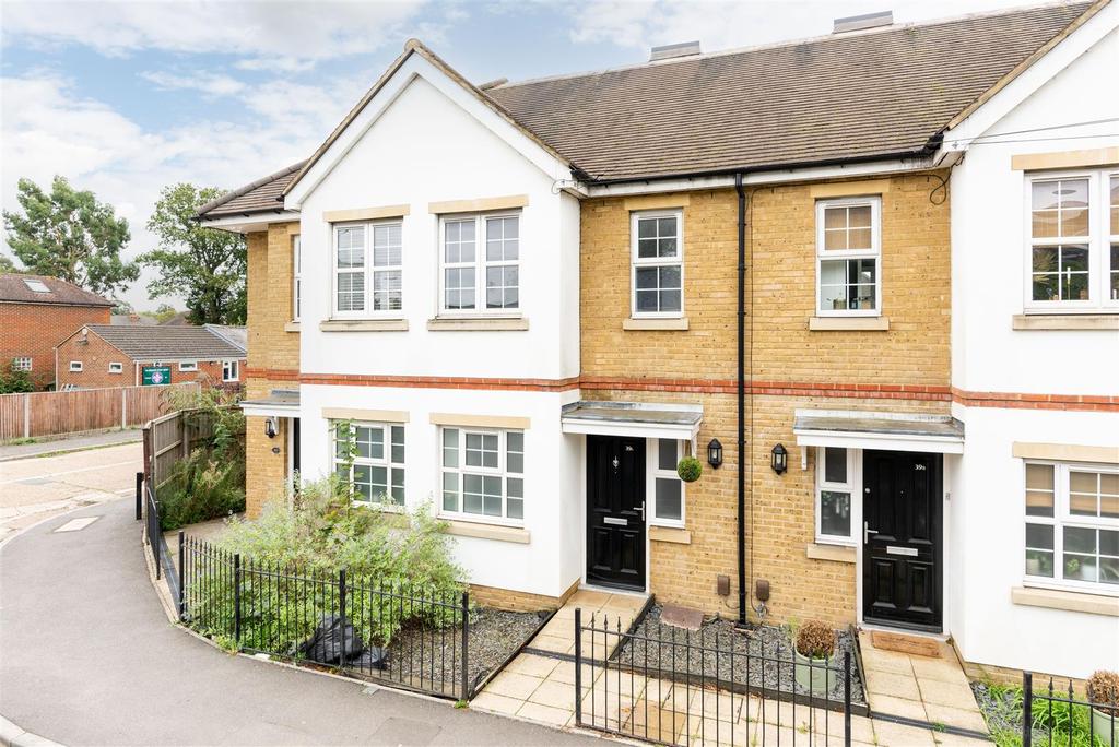 Burwood Road, Hersham, WaltonOnThames 3 bed house £1,800 pcm (£415 pw)