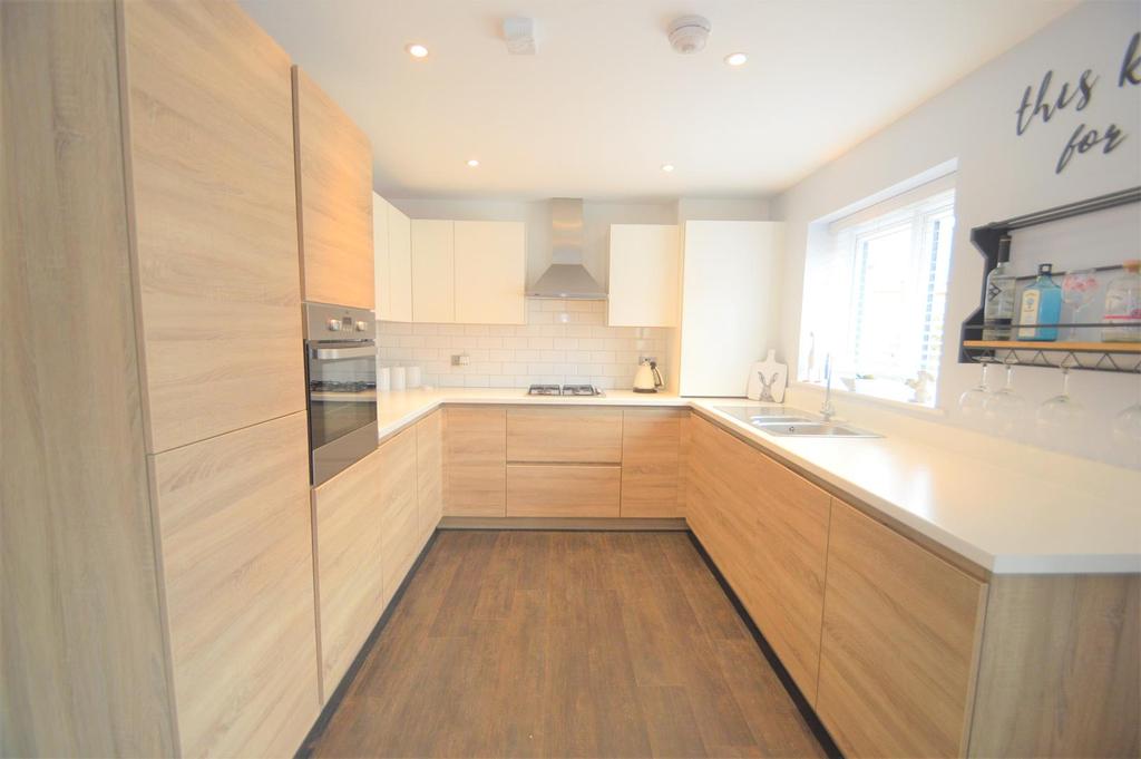 Elizabeth Gardens, Rochford 3 bed semidetached house for sale £430,000