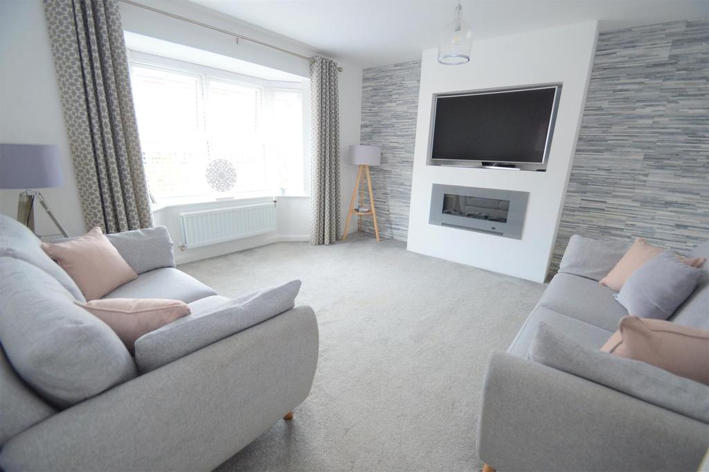 Elizabeth Gardens, Rochford 3 bed semidetached house for sale £430,000