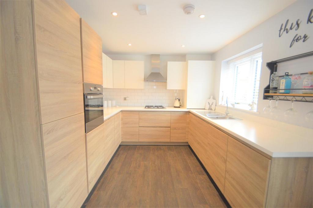 Elizabeth Gardens, Rochford 3 bed semidetached house £430,000