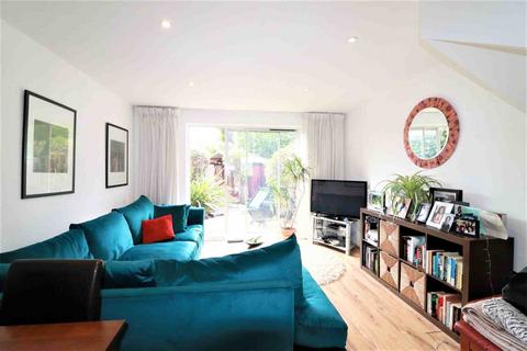 2 bedroom house to rent, Parkside Close, Penge