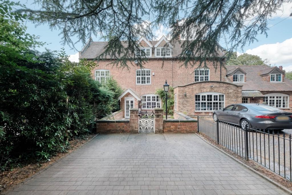 Woodrow Lane, Catshill, Bromsgrove... 4 bed country house £500,000