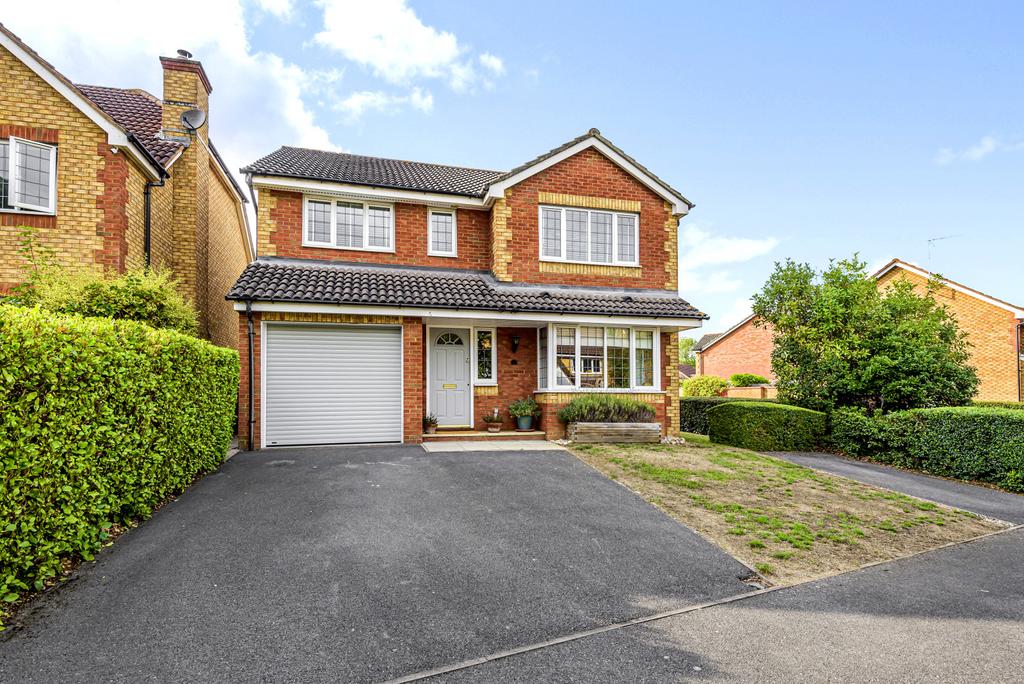 Redwoods, Row Town, Addlestone, KT15 4 bed detached house £695,000