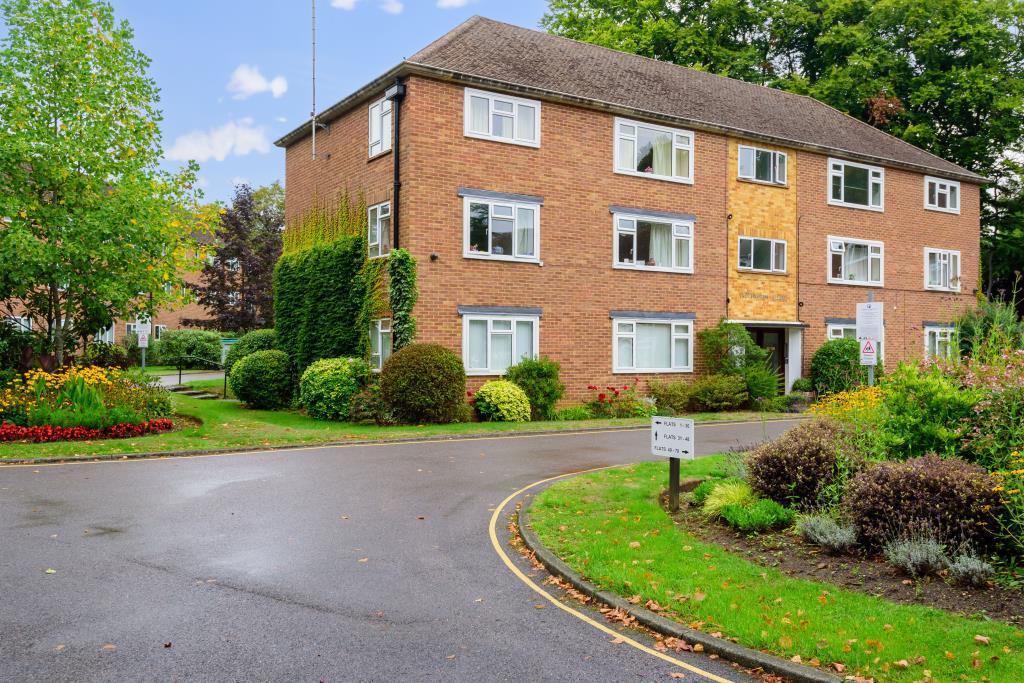Virginia Water, Surrey, GU25 2 bed flat for sale £350,000