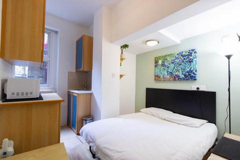 Studio to rent, West Cromwell Road, Earls Court, London, SW5