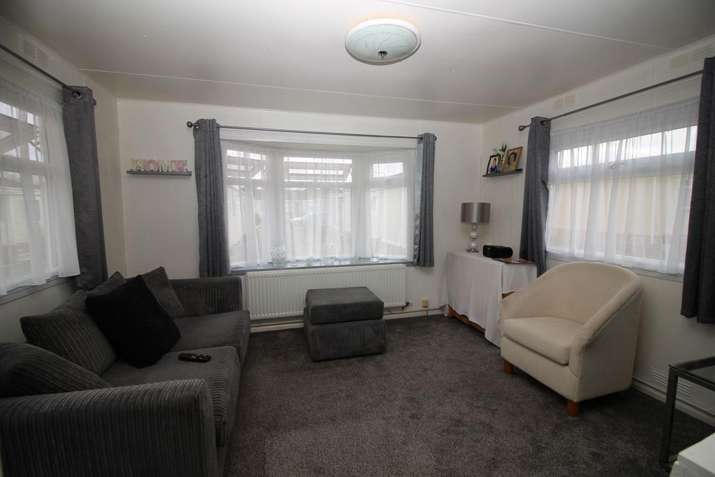St. Osyth Road, Little Clacton, ClactononSea 2 bed chalet £50,000