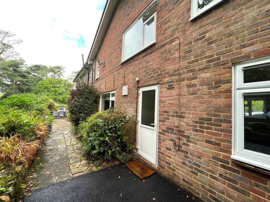 Goldsmiths Avenue, Crowborough 1 bed flat to rent £850 pcm (£196 pw)