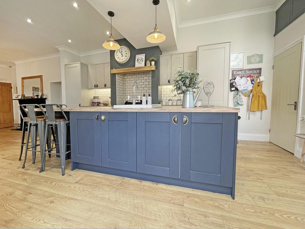 Tunstall Avenue, Hartlepool, TS26 4 bed semidetached house £310,000