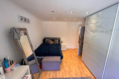 30 Brambles Close, Isleworth, TW7 5BX