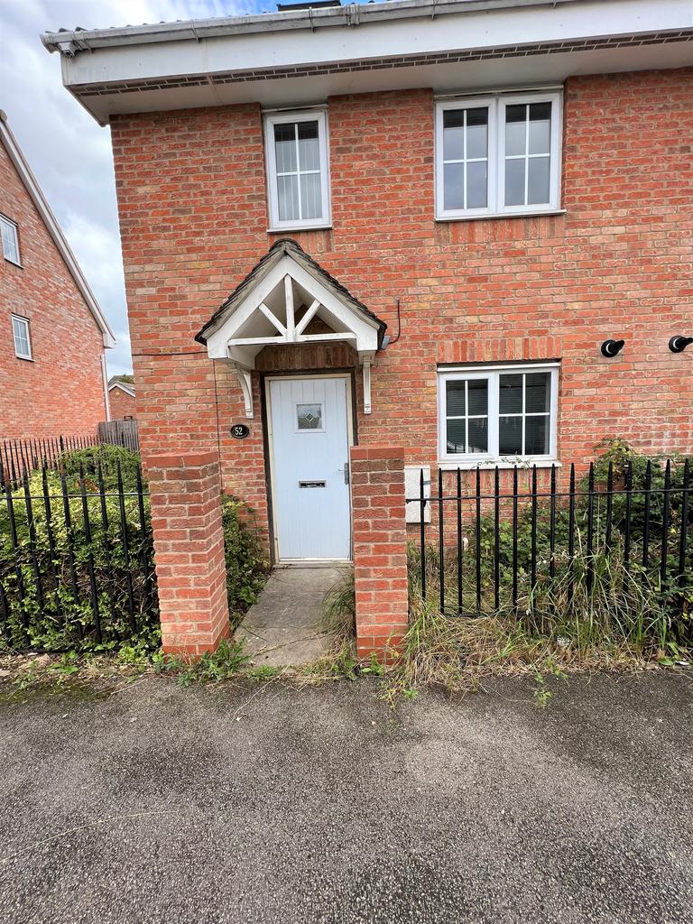 Rochester Road, Corby NN18 3 bed end of terrace house £950 pcm (£219 pw)