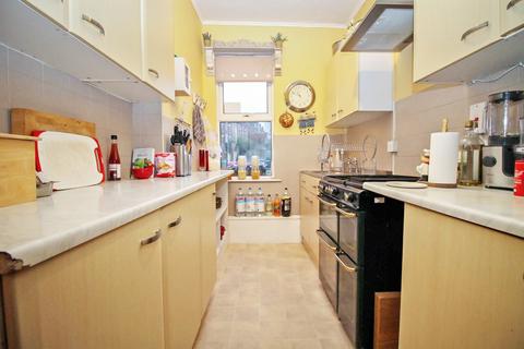6 bedroom end of terrace house to rent, Hilton Road, Leeds, LS8
