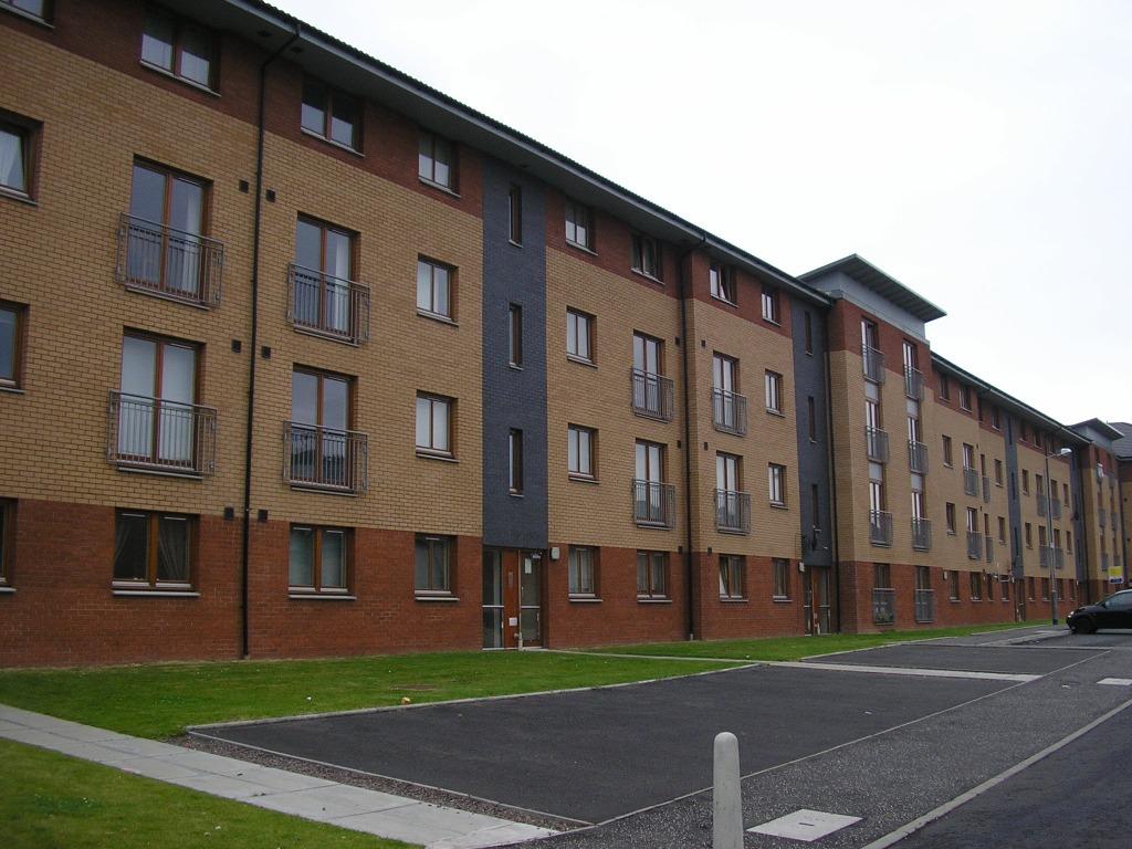 Dalmarnock Drive, Bridgeton, Glasgow, G40 2 bed flat £795 pcm (£183 pw)