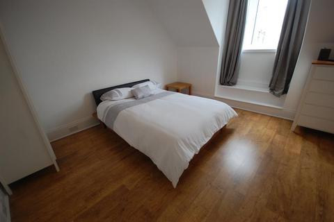 2 bedroom flat to rent, Rosemount Place, Top Floor, Aberdeen