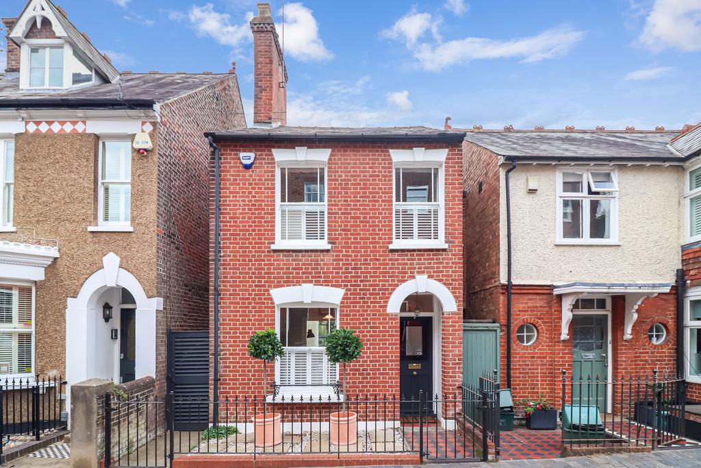 College Street, St. Albans AL3 4 bed link detached house £1,175,000