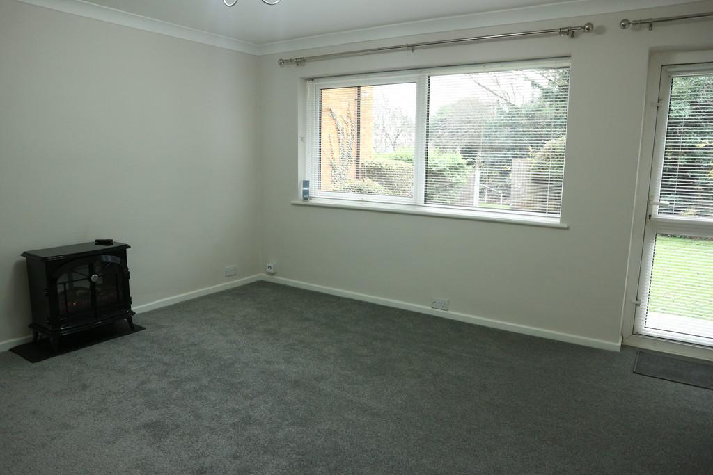 Meadow Drive, Hampton In Arden 2 bed ground floor flat £895 pcm (£207 pw)