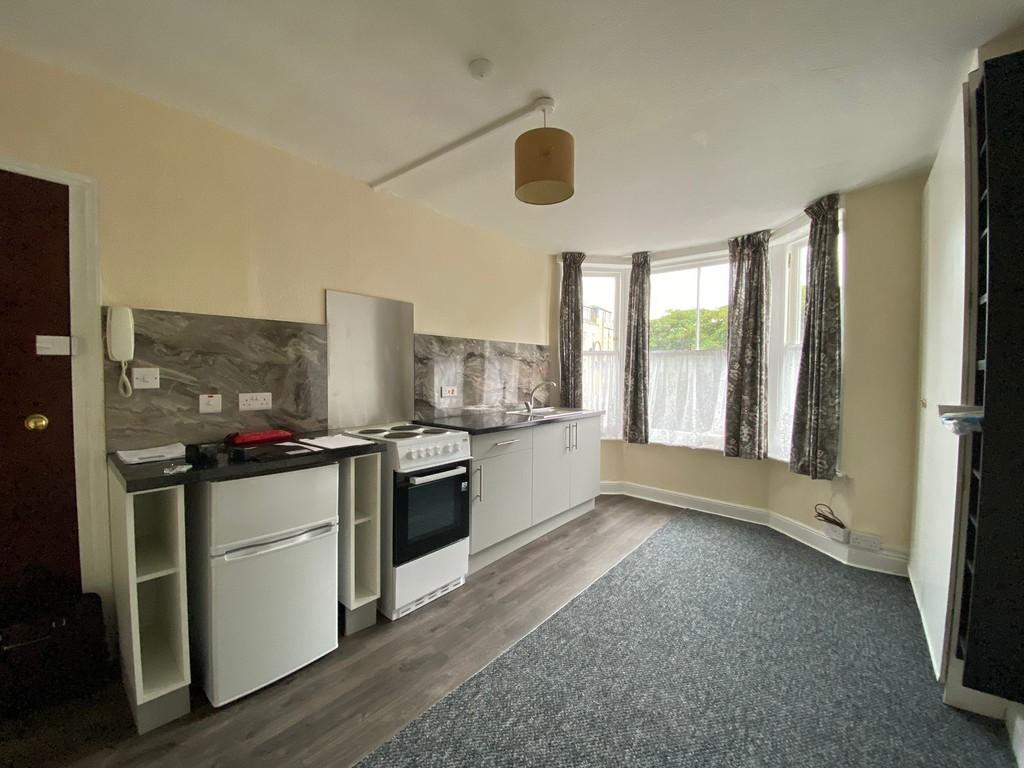 Trafalgar Square, Scarborough 1 bed flat £433 pcm (£100 pw)