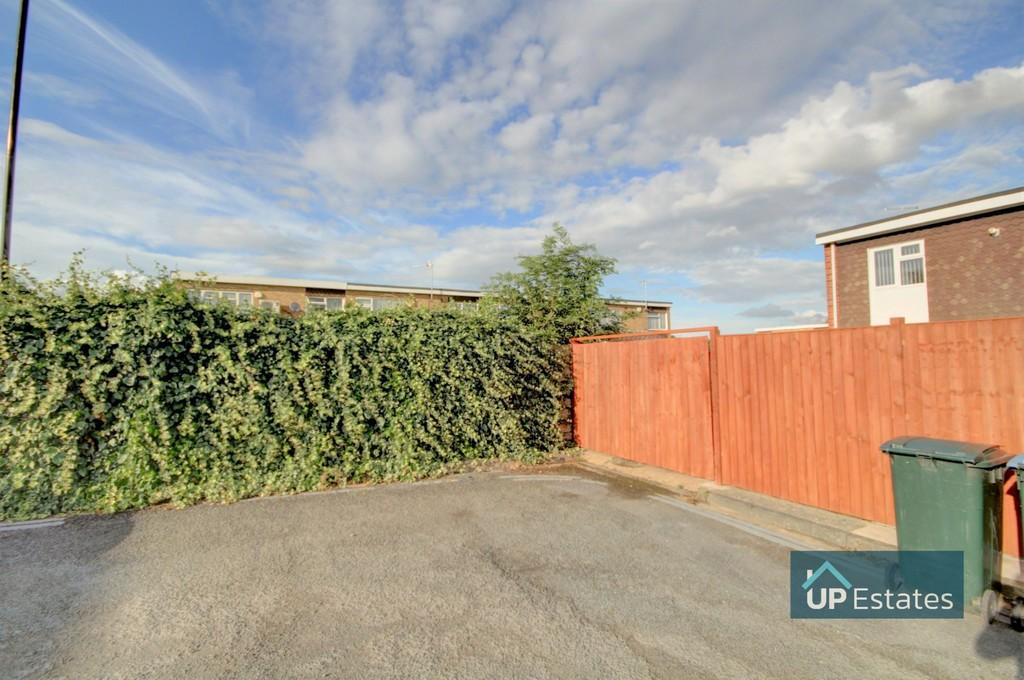 Brade Drive, Coventry 3 bed end of terrace house £1,000 pcm (£231 pw)