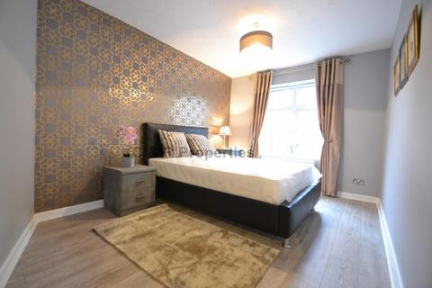2 bedroom flat to rent, Chorlton Road, Hulme, Manchester. M15 4AU