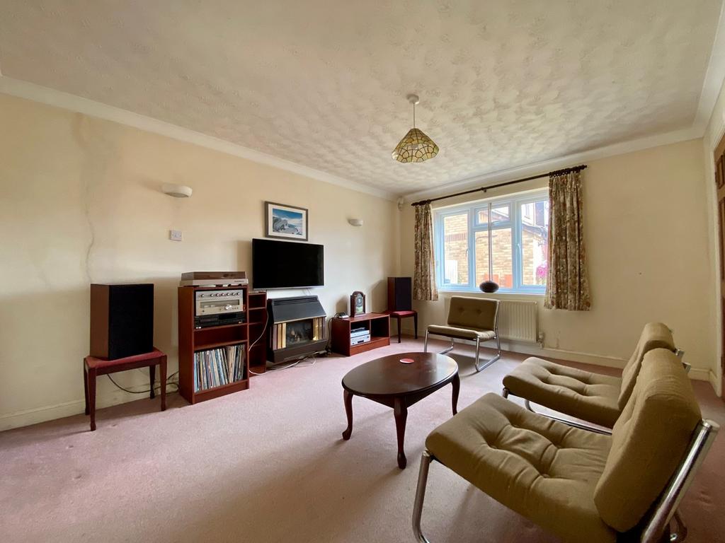Naughton Gardens, Stowmarket, IP14 5 bed detached house £420,000