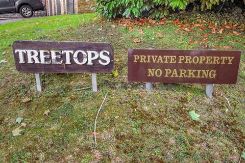 10, Treetops Hillside Road, Whyteleafe, CR3 0BY