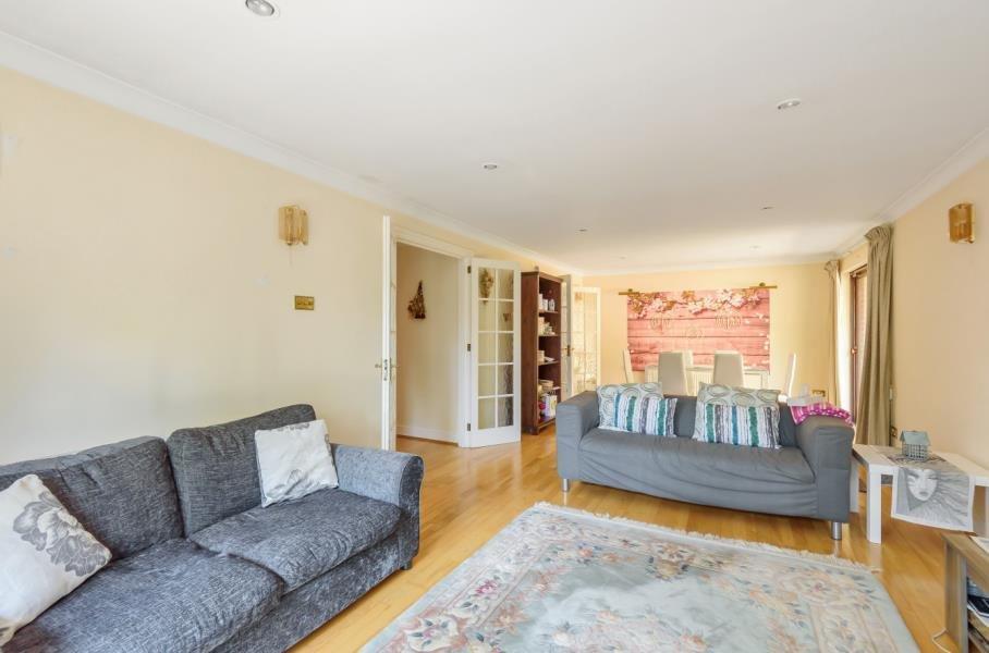 Potter Street Hill, Pinner, Middlesex, HA5 3 bed bungalow £3,000 pcm