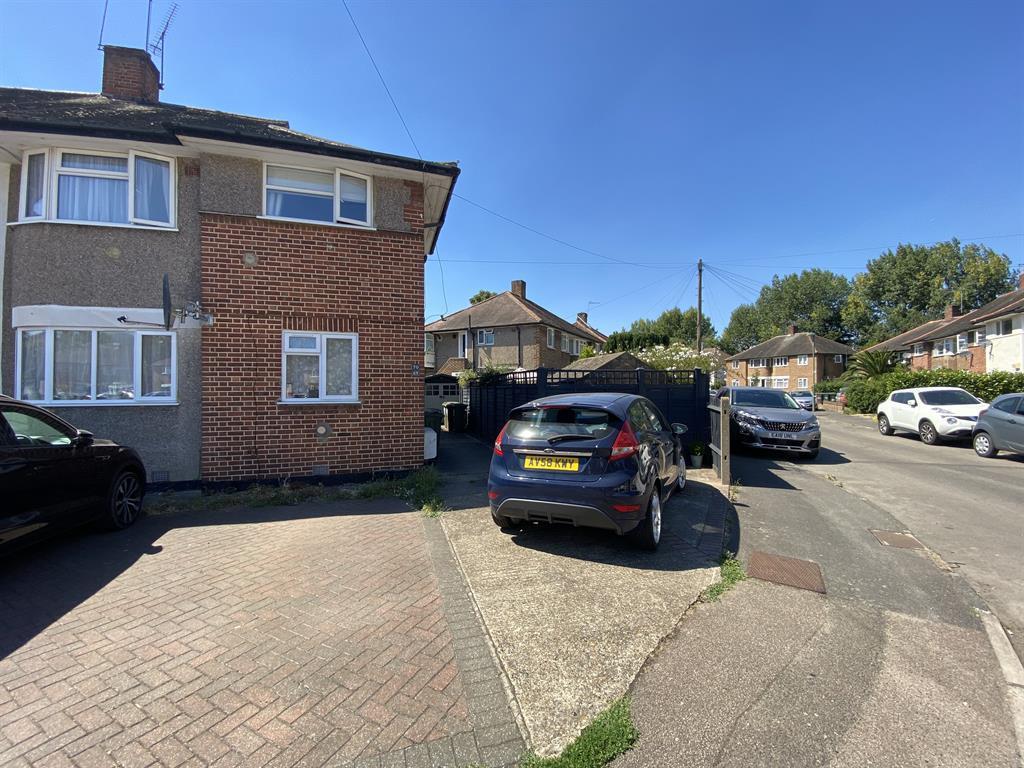 Reynolds Close, Carshalton, SM5 2AZ 3 bed for sale £350,000