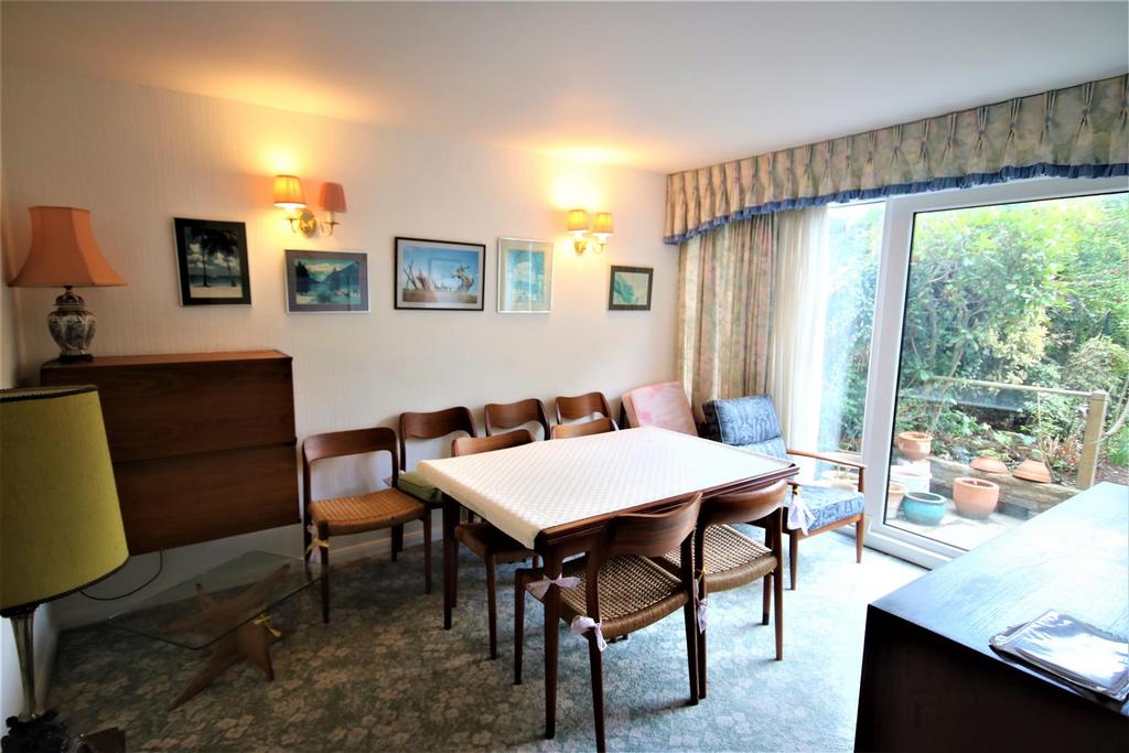 Dining room: