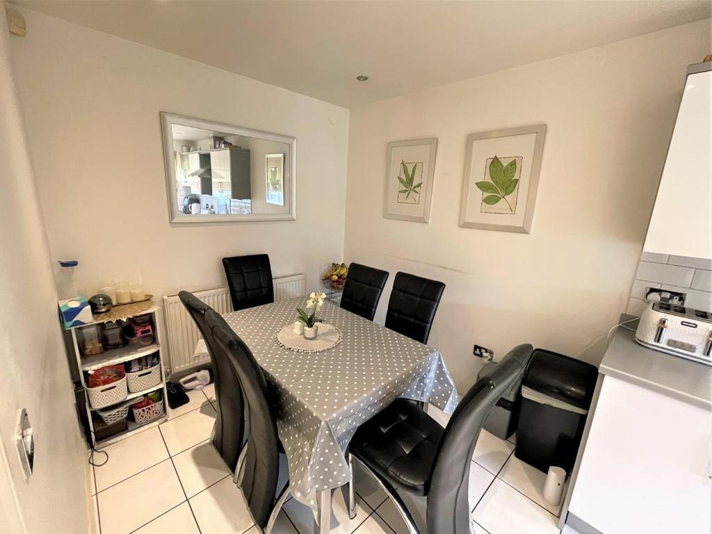 Repton Park, Ashford 3 bed townhouse £340,000