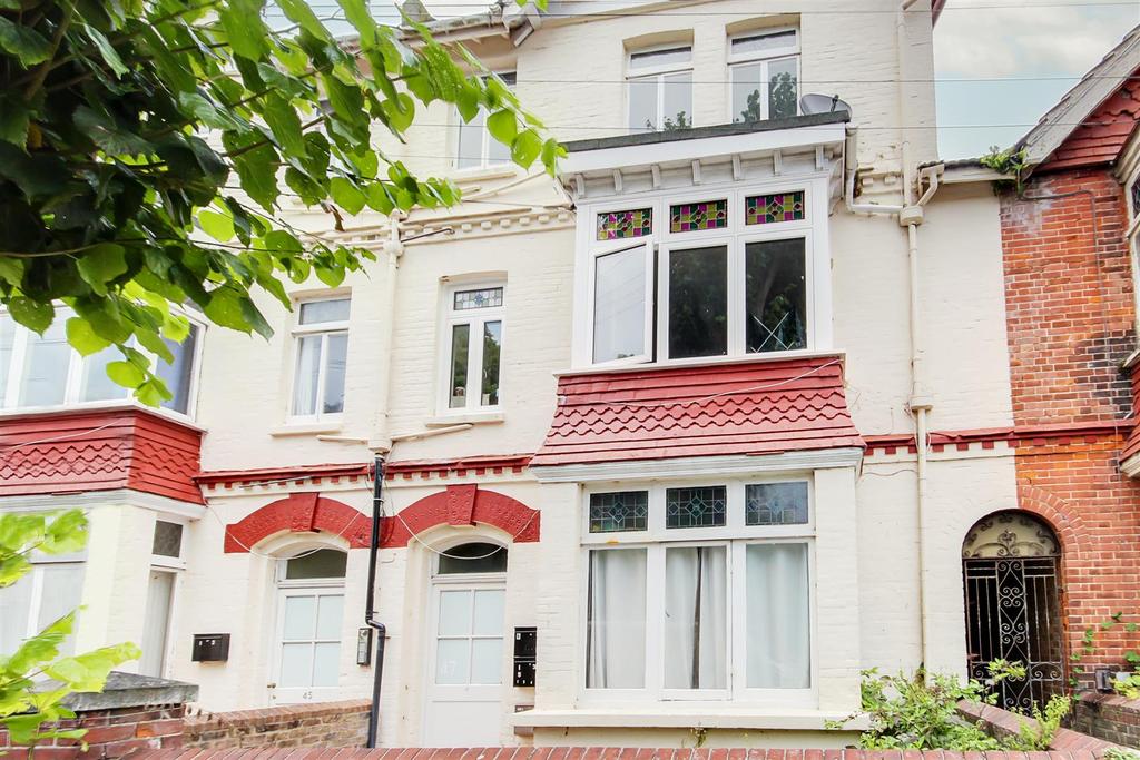 Warwick Gardens, Worthing, BN11 1 bed apartment £900 pcm (£208 pw)