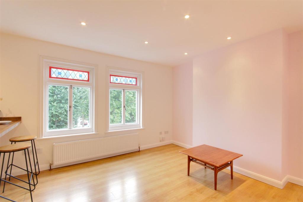 Warwick Gardens, Worthing, BN11 1 bed apartment £900 pcm (£208 pw)