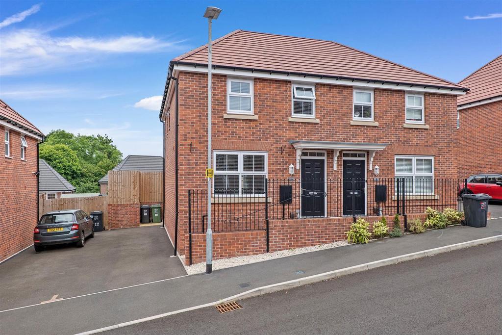 Oakdale Close, Redditch, B98 7UW 3 bed semidetached house £300,000