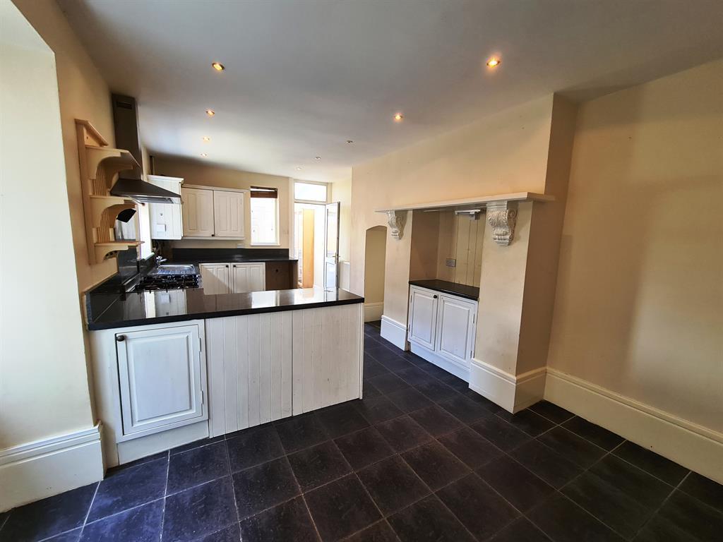 New Road, Porthcawl, CF36 5BN 5 bed end of terrace house £300,000